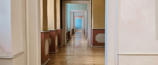 Jak udekorować korytarz, hol i przedsionek? Tapety do przestrzeni przechodnich!